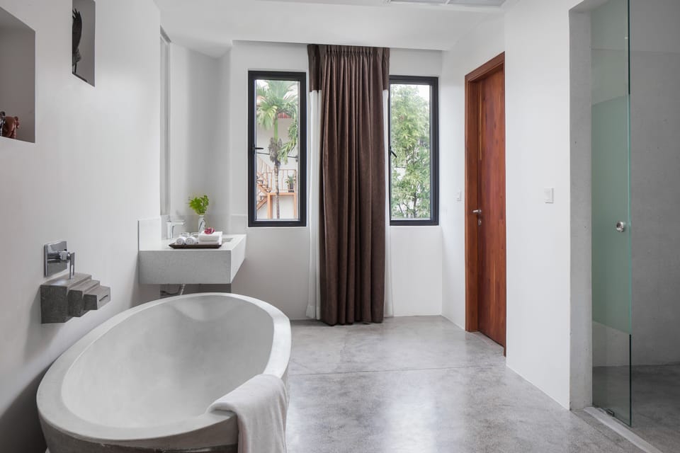 Palace Suite | Bathroom | Separate tub and shower, rainfall showerhead, free toiletries