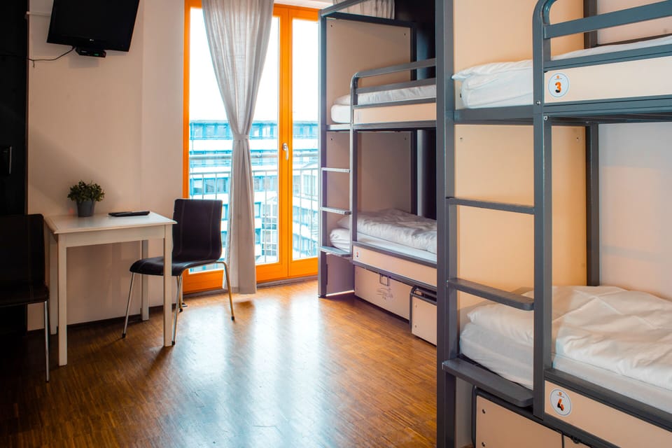 Private 8-Bed Room with Private Bathroom | Free WiFi, bed sheets