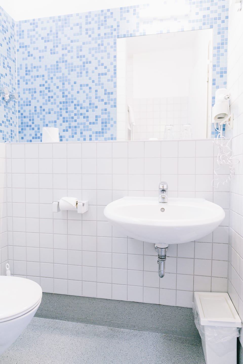 Double Ensuite | Bathroom | Shower, hair dryer, towels, toilet paper