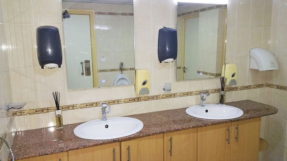 Shower, free toiletries, towels
