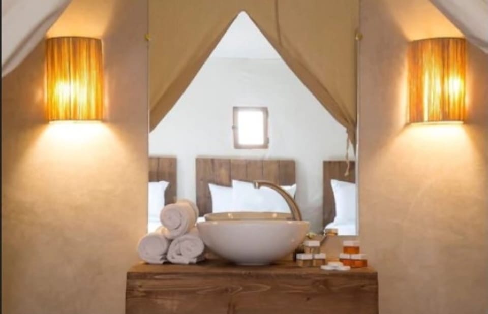 Oasis Lodge | Bathroom sink