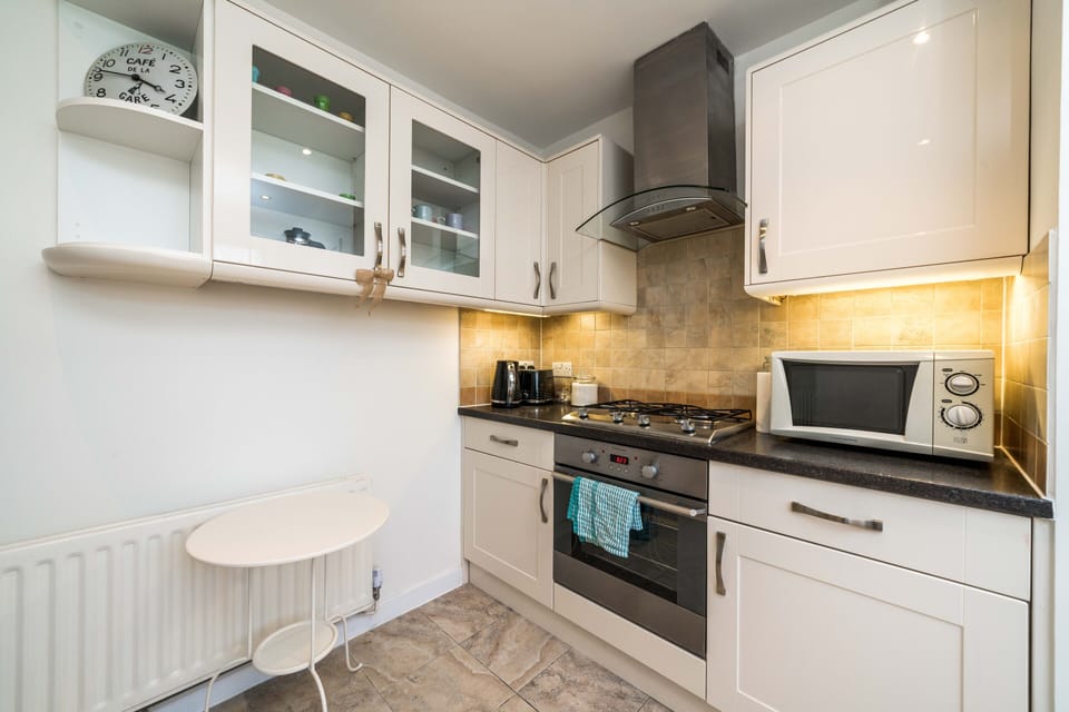 Apartment (2 Bedrooms) | Private kitchen | Microwave