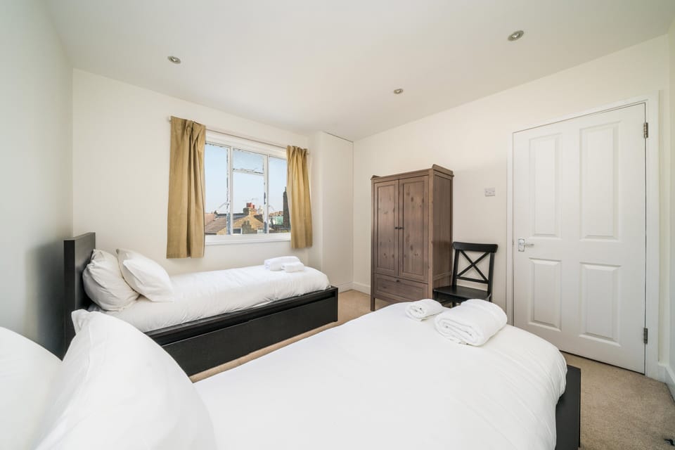 2 Bedroom Flat in Heart of Battersea near Station Apartment in London