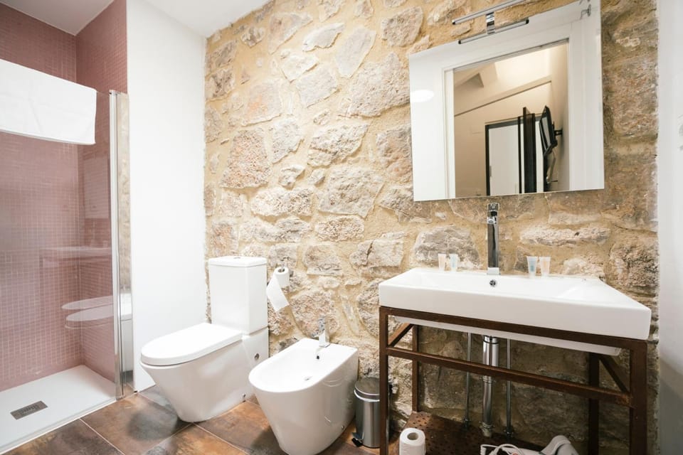Shower, hydromassage showerhead, free toiletries, hair dryer