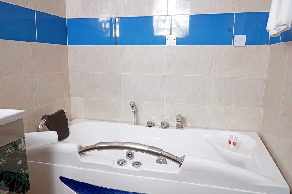 Bathtub, towels