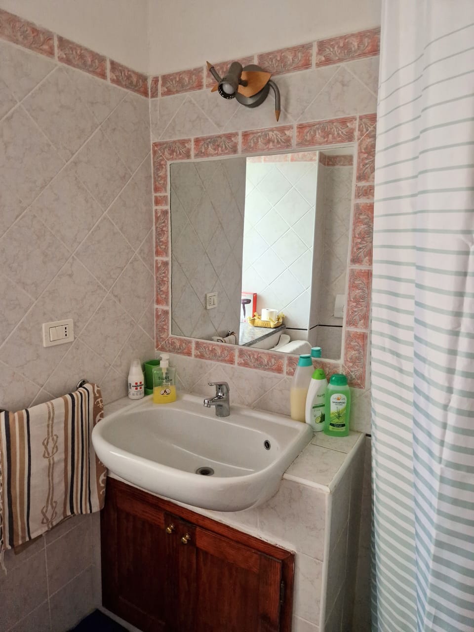 Shower, free toiletries, bathrobes, bidet