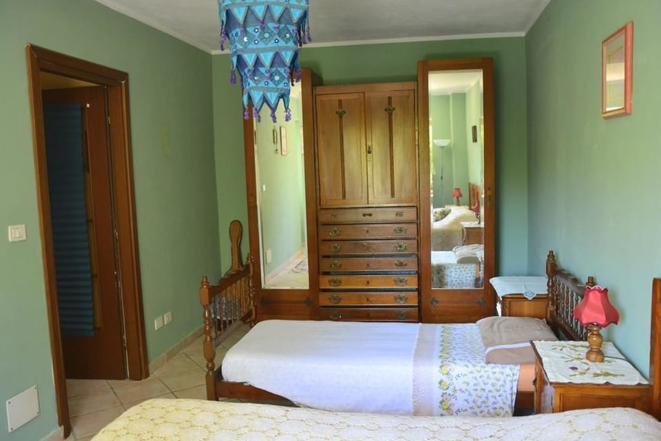 Classic Triple Room | Desk, blackout drapes, free WiFi, bed sheets