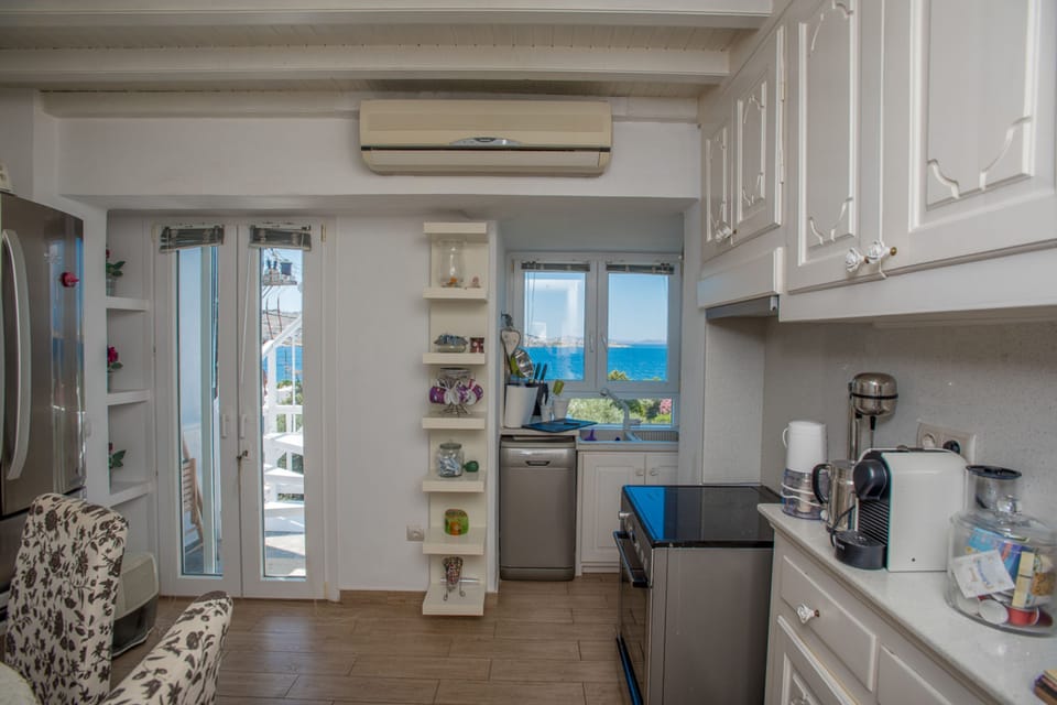 House, 2 Bedrooms | Shared kitchen | Full-size fridge, microwave, oven, stovetop