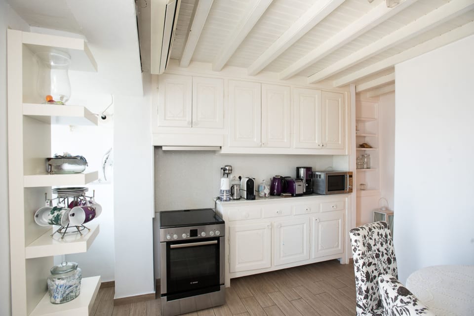 House, 2 Bedrooms | Private kitchen | Full-size fridge, microwave, oven, stovetop