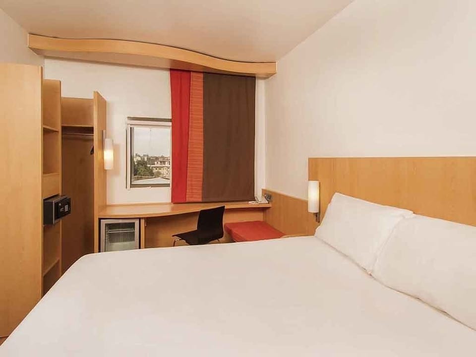 Minibar, individually decorated, individually furnished, desk