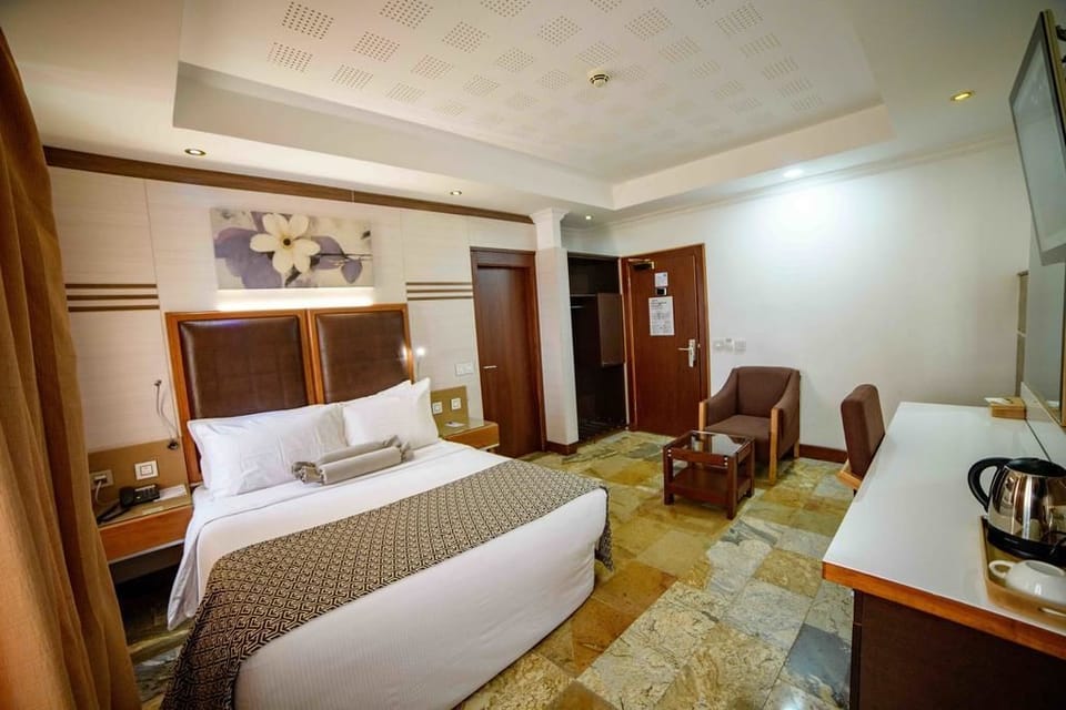 Standard Room | Minibar, individually decorated, individually furnished, desk