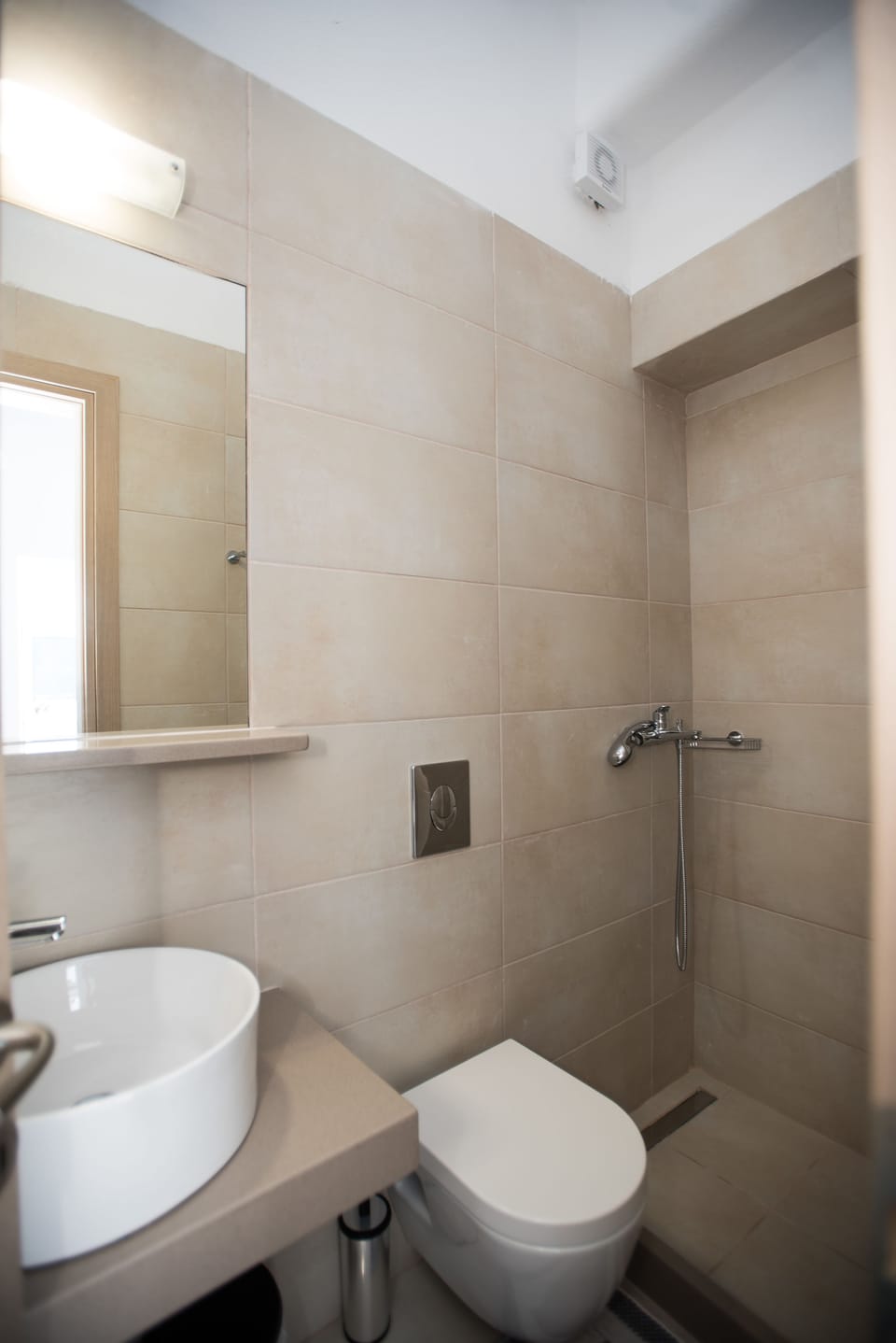 Apartment | Bathroom | Shower, towels, toilet paper