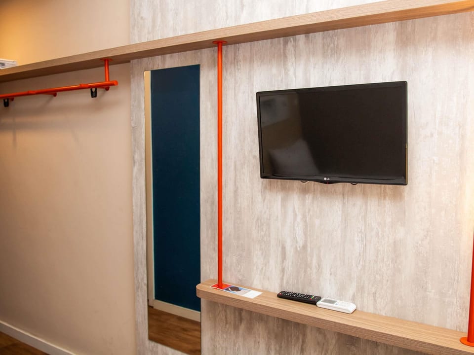 Standard Room, 2 Twin Beds, Non Smoking | 1 bedroom, minibar, in-room safe, desk