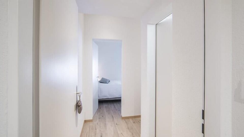 Apartment (Andy) | Desk, soundproofing, iron/ironing board, cribs/infant beds