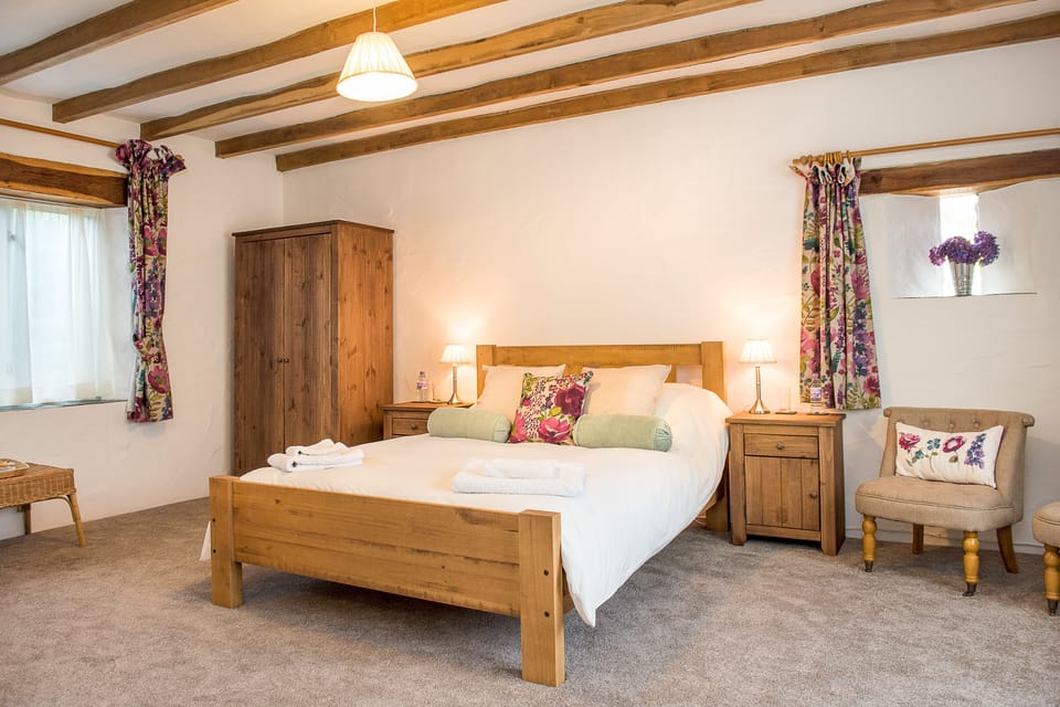 Classic Double Room, 1 King Bed (Coombe Farm - Hare's Hideout) | Individually decorated, individually furnished, blackout drapes
