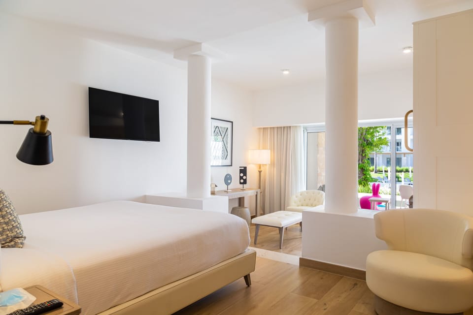 Family Club Junior Suite Swimout | 1 bedroom, minibar (free items), in-room safe, iron/ironing board