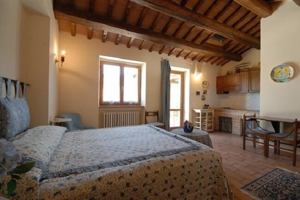 Studio (Violetta) | Individually furnished, blackout drapes, free WiFi, bed sheets