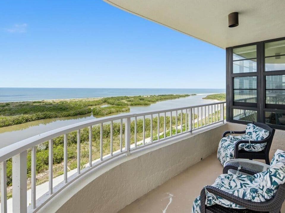 Balcony View wrap around see sunrise and sunset