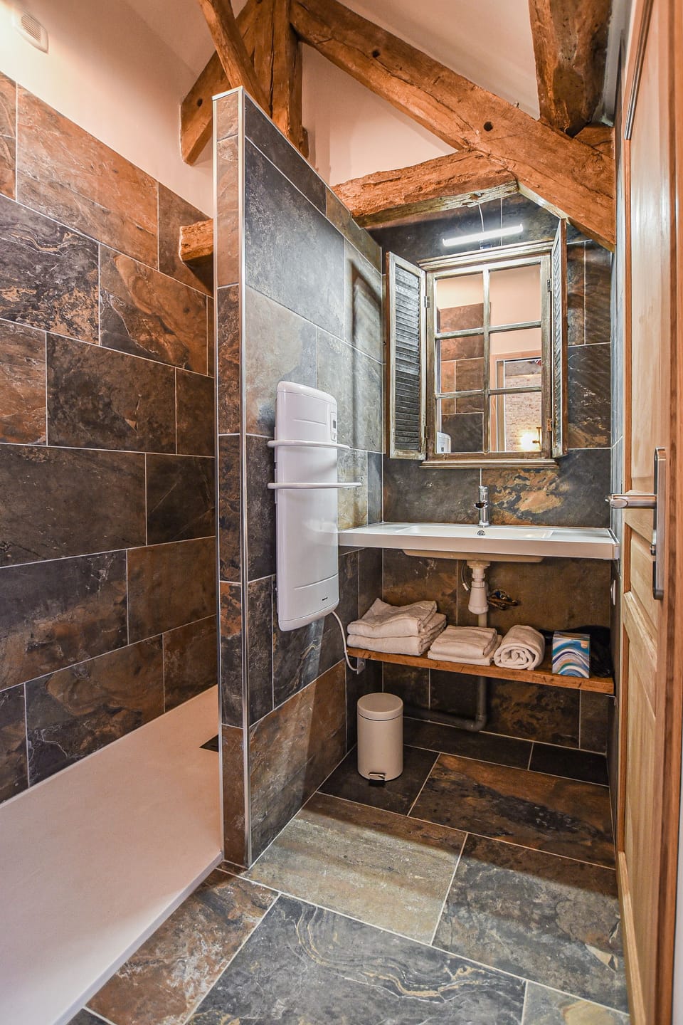 Comfort Room (Industrielle) | Bathroom | Shower, hydromassage showerhead, free toiletries, hair dryer