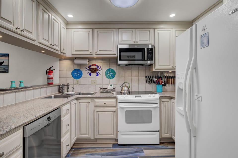 Create a masterpiece in every pot in this newly updated kitchen.
