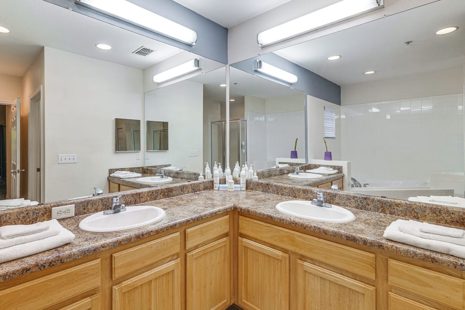 Full Bathroom | Complimentary Toiletries