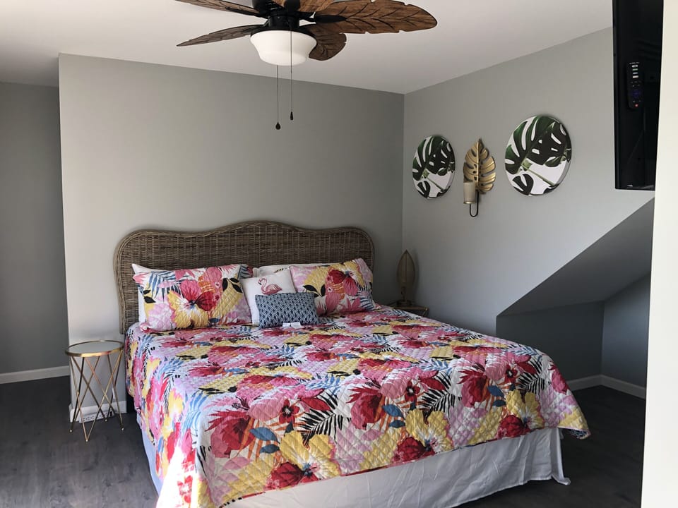 King bedroom with single twin nook 