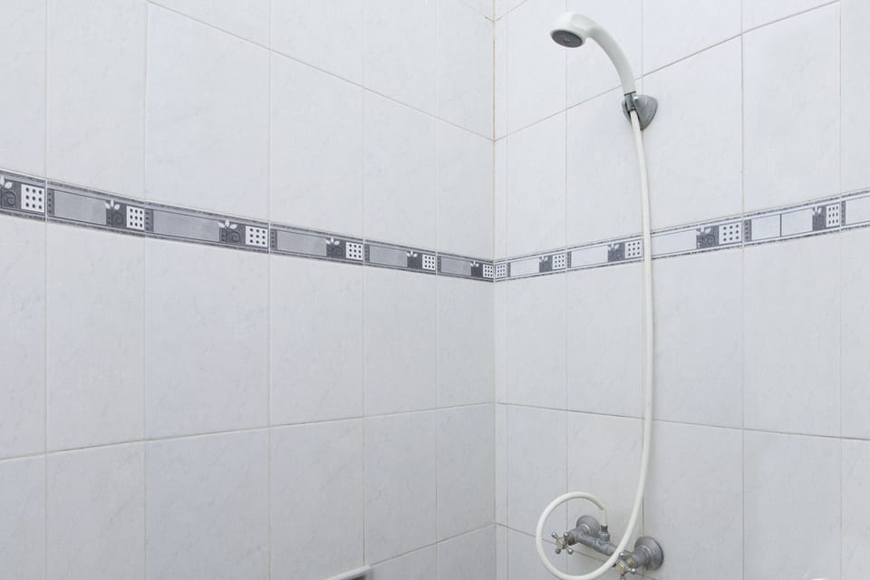 Standard Double Room | Bathroom | Shower, towels