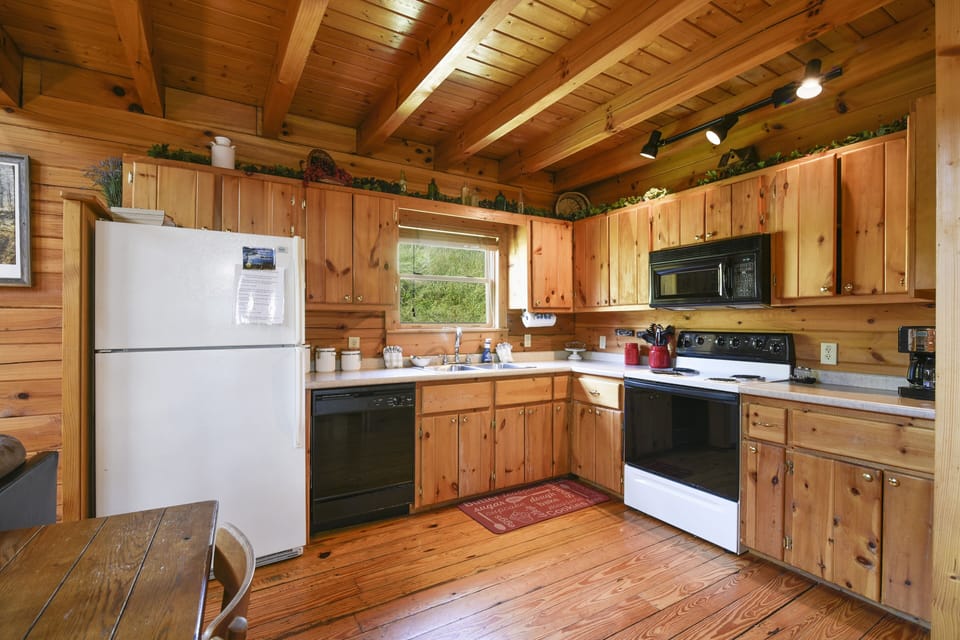 Cabin, 2 Bedrooms | Private kitchen | Fridge, oven, stovetop, coffee/tea maker