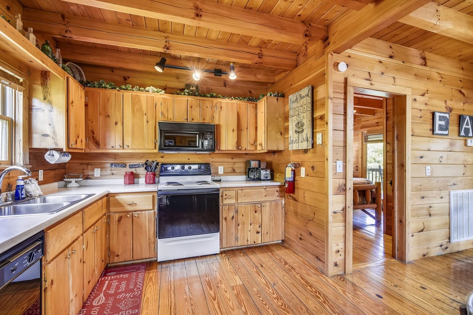 Cabin, 2 Bedrooms | Private kitchen | Fridge, oven, stovetop, coffee/tea maker