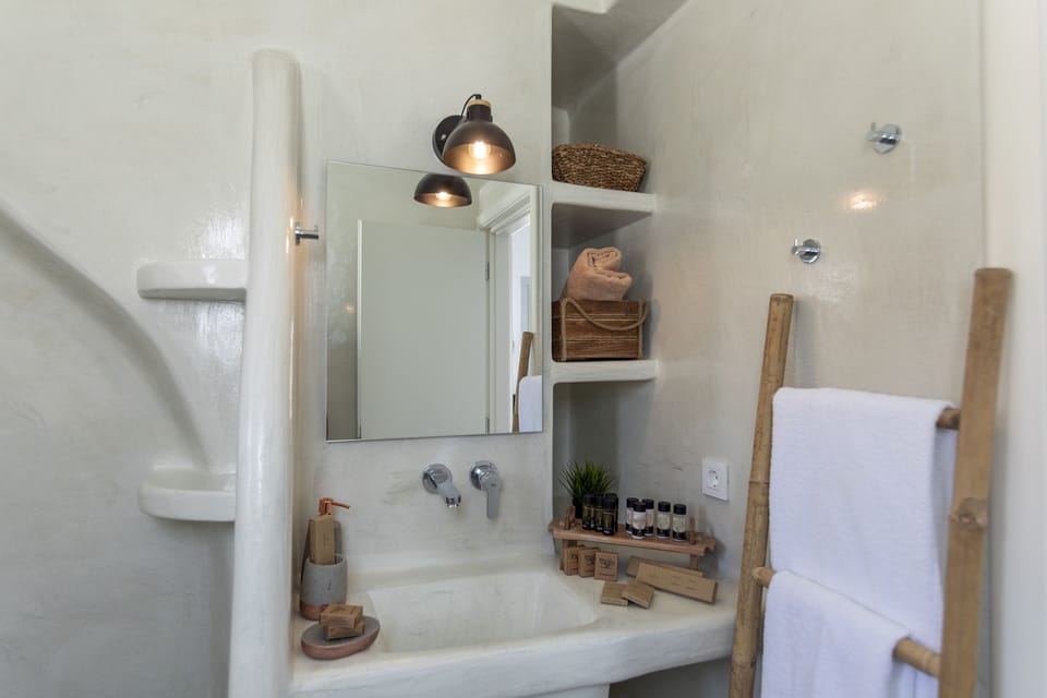 Deluxe Apartment | Bathroom | Shower, free toiletries, bathrobes, slippers