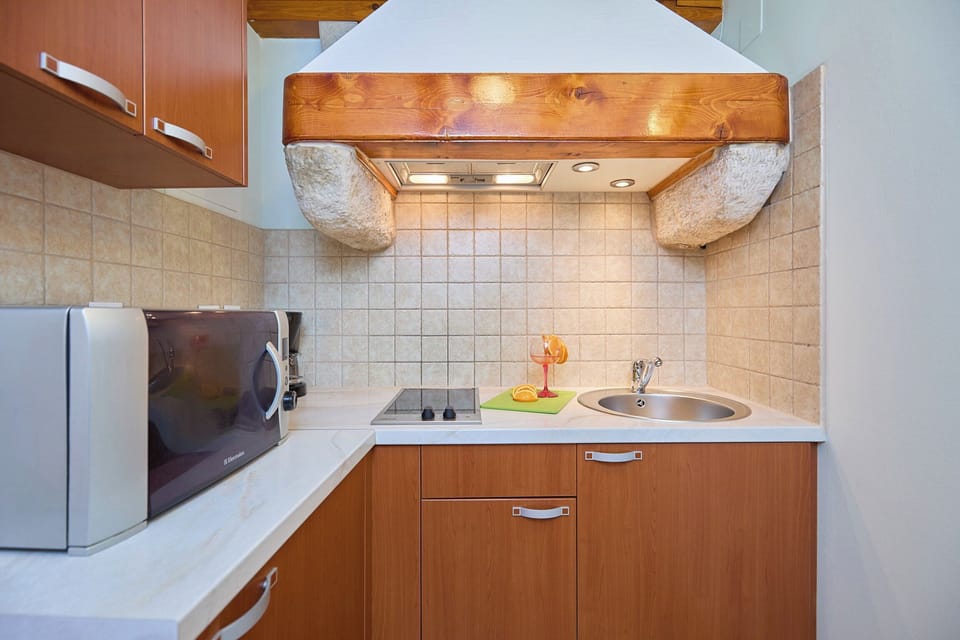 Apartment (2 Bedrooms) | Private kitchen | Fridge, microwave, stovetop, electric kettle