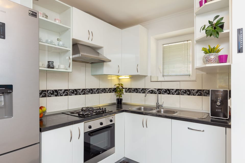 Coffee/tea maker, fridge, microwave, oven