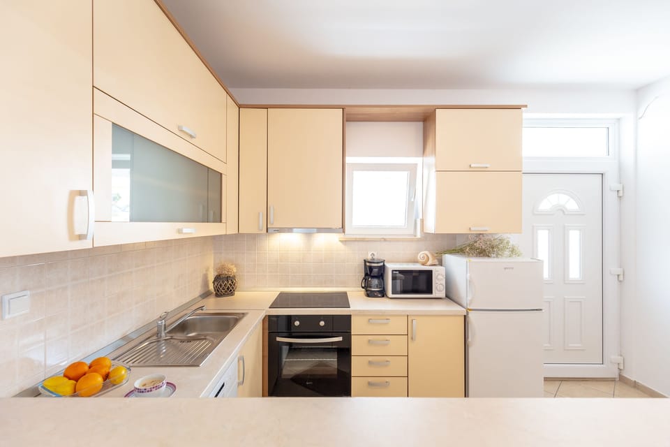 City Apartment, Balcony, Sea View (2 Bedrooms) | Private kitchen | Fridge, oven, stovetop, dishwasher