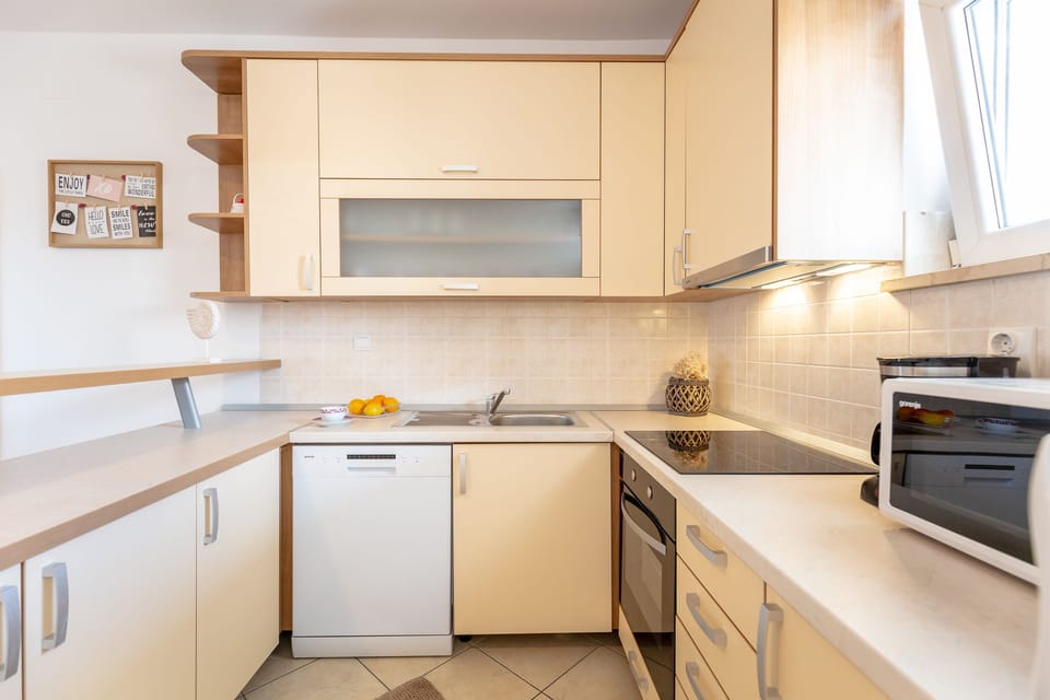 City Apartment, Balcony, Sea View (2 Bedrooms) | Private kitchen | Fridge, oven, stovetop, dishwasher