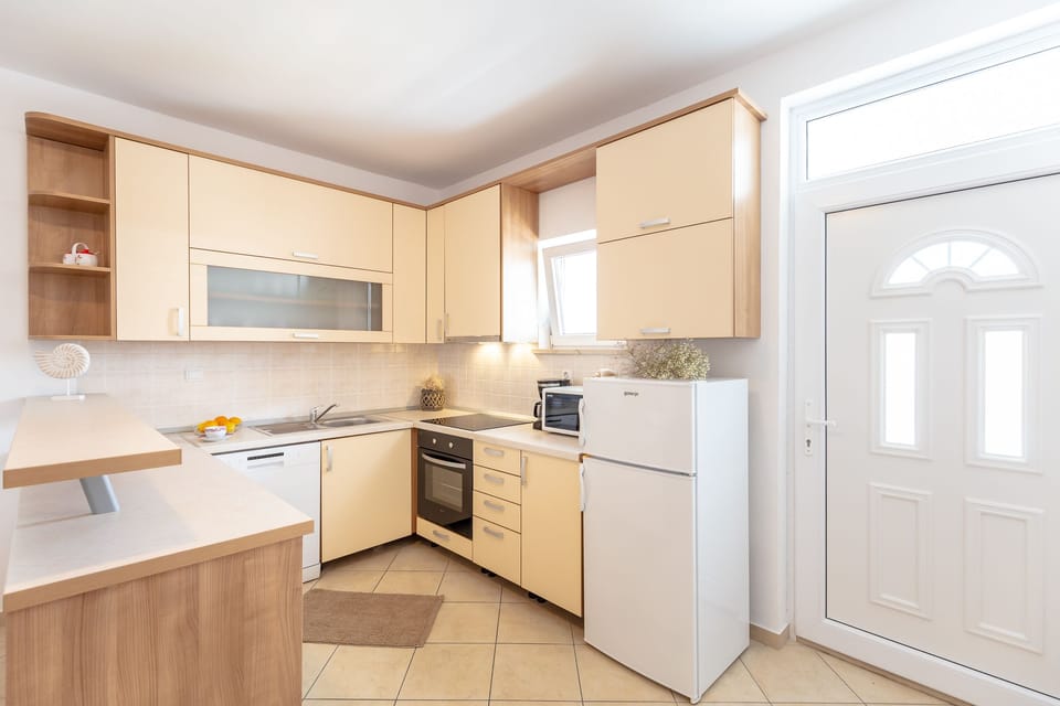 City Apartment, Balcony, Sea View (2 Bedrooms) | Private kitchen | Fridge, oven, stovetop, dishwasher