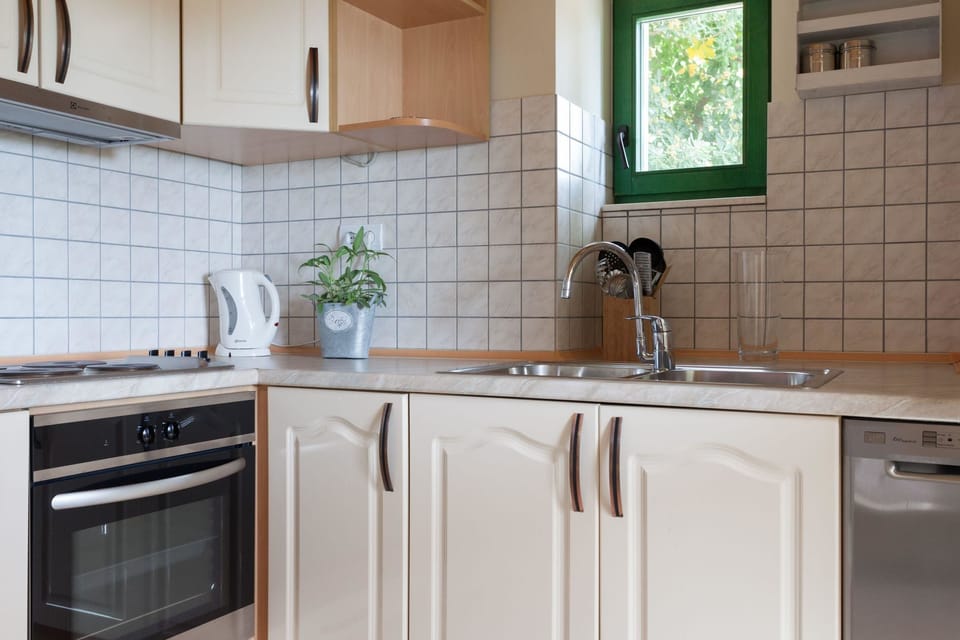 Traditional House, Terrace, Partial Sea View (4 Bedrooms) | Private kitchen | Full-size fridge, microwave, oven, stovetop