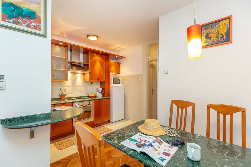 City Studio Suite, Private Bathroom (0 Bedroom) | Living area | Flat-screen TV