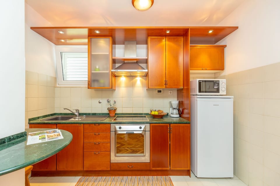 City Studio Suite, Private Bathroom (0 Bedroom) | Private kitchen | Fridge, microwave, oven, stovetop
