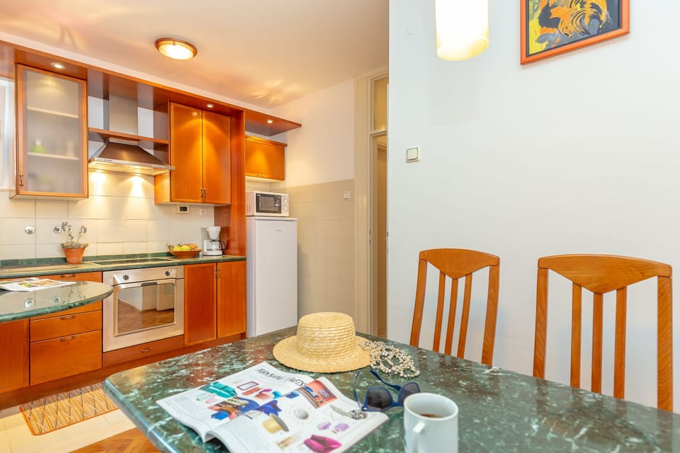 City Studio Suite, Private Bathroom (0 Bedroom) | Private kitchen | Fridge, microwave, oven, stovetop