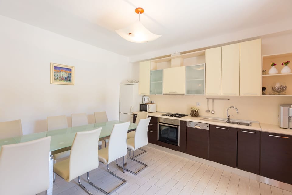 Full-size fridge, microwave, oven, stovetop