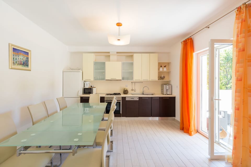 Full-size fridge, microwave, oven, stovetop