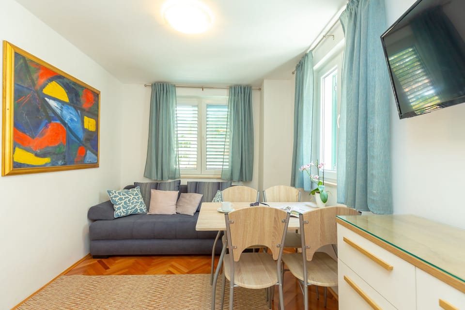 Apartment (2 Bedrooms) | Living room | TV