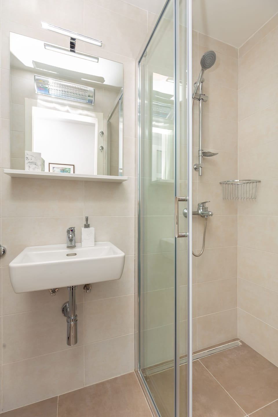 Apartment (2 Bedrooms) | Bathroom | Hair dryer, towels