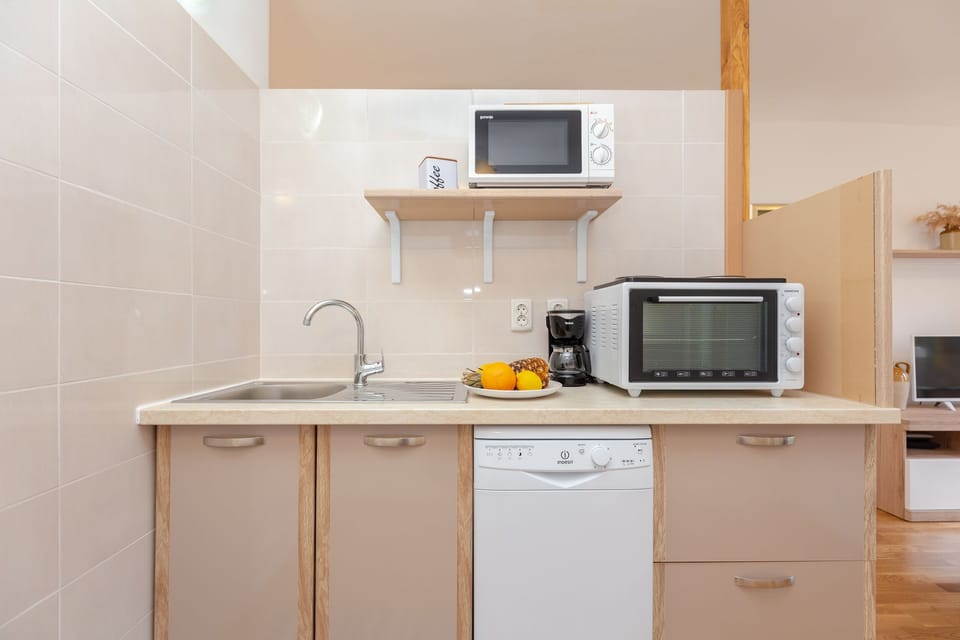 Apartment (2 Bedrooms) | Private kitchen | Full-size fridge, microwave, oven, stovetop
