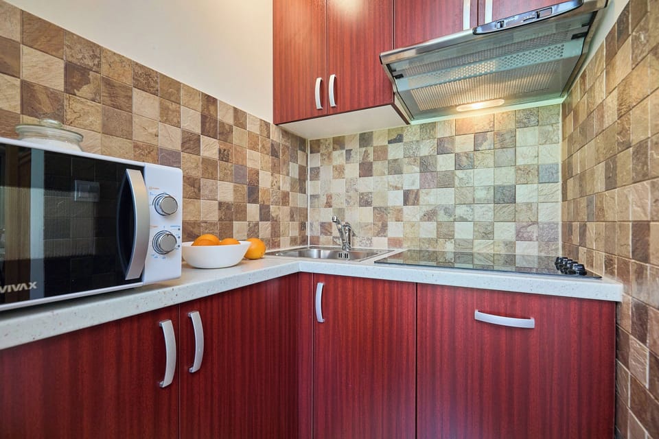 Apartment (1 Bedroom) | Private kitchen | Coffee/tea maker, microwave, oven, stovetop