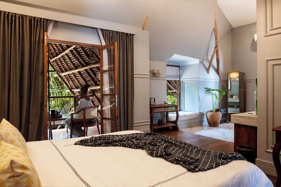 Luxury Studio Suite, 1 King Bed, Balcony, Sea View | Minibar, individually furnished, free WiFi, bed sheets
