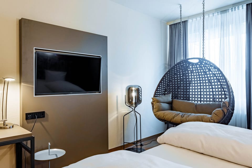 Hypo-allergenic bedding, in-room safe, laptop workspace, blackout drapes