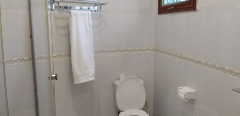 Signature Cottage | Bathroom | Shower, rainfall showerhead, free toiletries, slippers