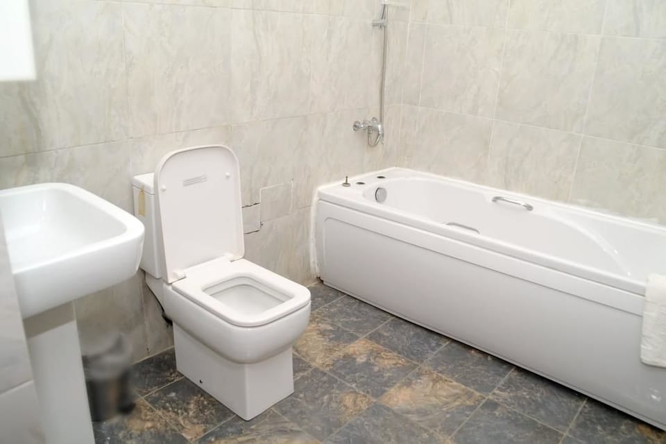 Standard Room | Bathroom | Combined shower/tub, free toiletries, bathrobes, slippers
