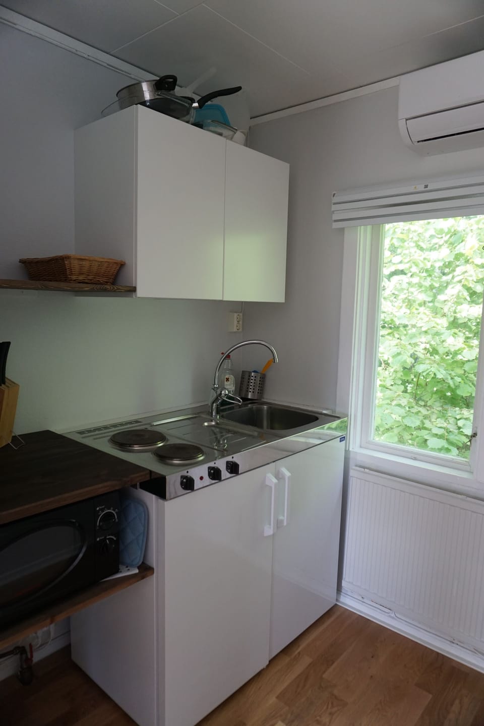 Cabin | Private kitchenette | Shared fridge, microwave